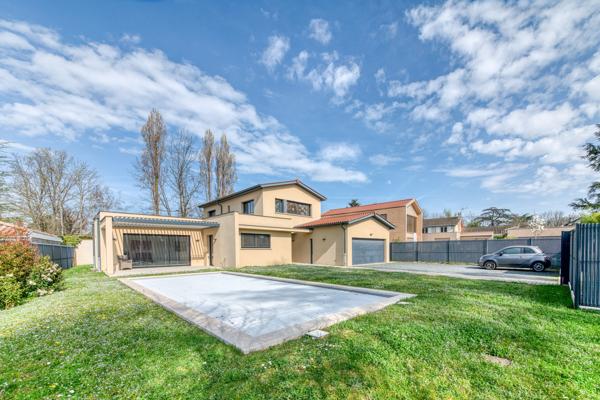 Ecully - Les Serres: Une maison contemporaine de 189m2, 5 chambres, terrasse, jardin, piscine et garage.