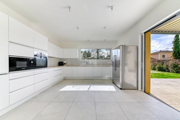 Ecully - Les Serres: Une maison contemporaine de 189m2, 5 chambres, terrasse, jardin, piscine et garage.