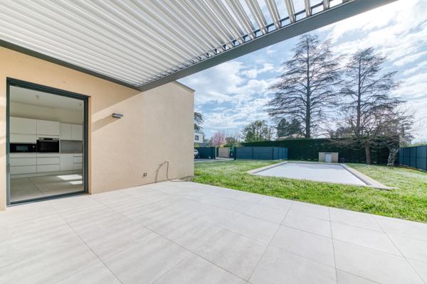Ecully - Les Serres: Une maison contemporaine de 189m2, 5 chambres, terrasse, jardin, piscine et garage.