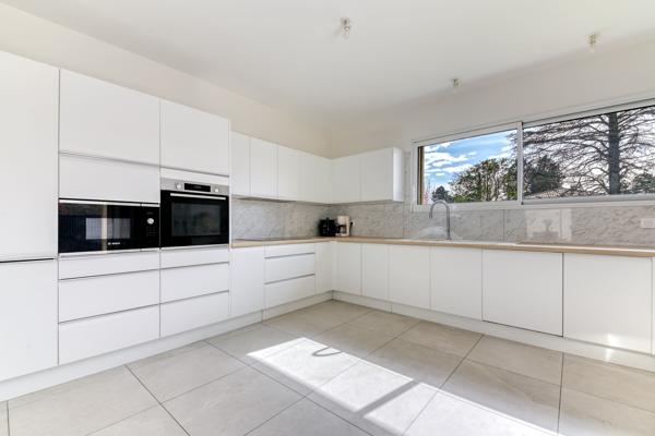 Ecully - Les Serres: Une maison contemporaine de 189m2, 5 chambres, terrasse, jardin, piscine et garage.