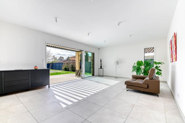 Ecully - Les Serres: Une maison contemporaine de 189m2, 5 chambres, terrasse, jardin, piscine et garage.
