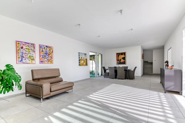 Ecully - Les Serres: Une maison contemporaine de 189m2, 5 chambres, terrasse, jardin, piscine et garage.