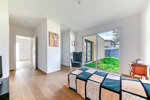 Ecully - Les Serres: Une maison contemporaine de 189m2, 5 chambres, terrasse, jardin, piscine et garage.