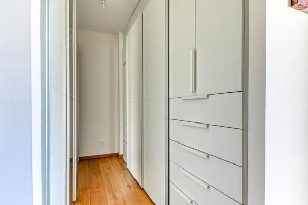 Ecully - Les Serres: Une maison contemporaine de 189m2, 5 chambres, terrasse, jardin, piscine et garage.