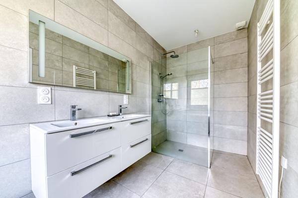 Ecully - Les Serres: Une maison contemporaine de 189m2, 5 chambres, terrasse, jardin, piscine et garage.