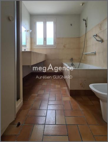 Maison à BRESSUIRE, 79300 - 10 pièces 151m²