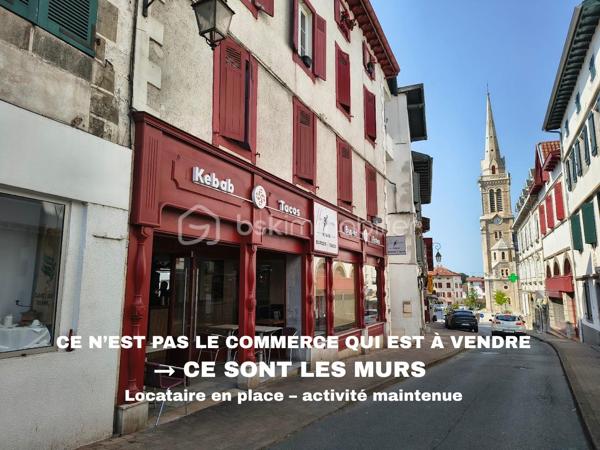 Investissez dans un bâtiment emblématique du centre-ville d’Hasparren
Certains immeubles font partie du paysage et sont immédiatement reconnaissables. Celui-ci en fait partie.

Au cœur d’Hasparren, nous vous proposons les murs commerciaux uniquement, actuellement occupés par un commerçant en activité dans le cadre d’un bail commercial en cours.
Le fonds de commerce n’est pas à vendre : vous investissez dans les murs d’un local déjà loué, avec des revenus locatifs dès l’acquisition.
Le bien développe environ 95 m² de surface commerciale, complétés par 26 m² de caves en sous-sol.

Bénéficiant d’un emplacement central et d’une belle visibilité, cet actif constitue une opportunité intéressante pour un investisseur à la recherche d’un bien commercial déjà occupé et générant des revenus.

Les atouts :
• Emplacement central au cœur d’Hasparren
• Bâtiment emblématique du centre-ville
• Murs commerciaux uniquement
• Environ 95 m² de surface commerciale + 26 m² de caves
• Locataire en place
• Bail commercial en cours jusqu’en 2029
• Revenus locatifs immédiats
• Stationnements à proximité

Prix de vente : 219 000 € HAI
Prix net vendeur : 210 000 €