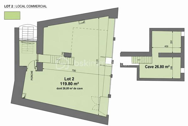 Investissez dans un bâtiment emblématique du centre-ville d’Hasparren
Certains immeubles font partie du paysage et sont immédiatement reconnaissables. Celui-ci en fait partie.

Au cœur d’Hasparren, nous vous proposons les murs commerciaux uniquement, actuellement occupés par un commerçant en activité dans le cadre d’un bail commercial en cours.
Le fonds de commerce n’est pas à vendre : vous investissez dans les murs d’un local déjà loué, avec des revenus locatifs dès l’acquisition.
Le bien développe environ 95 m² de surface commerciale, complétés par 26 m² de caves en sous-sol.

Bénéficiant d’un emplacement central et d’une belle visibilité, cet actif constitue une opportunité intéressante pour un investisseur à la recherche d’un bien commercial déjà occupé et générant des revenus.

Les atouts :
• Emplacement central au cœur d’Hasparren
• Bâtiment emblématique du centre-ville
• Murs commerciaux uniquement
• Environ 95 m² de surface commerciale + 26 m² de caves
• Locataire en place
• Bail commercial en cours jusqu’en 2029
• Revenus locatifs immédiats
• Stationnements à proximité

Prix de vente : 219 000 € HAI
Prix net vendeur : 210 000 €