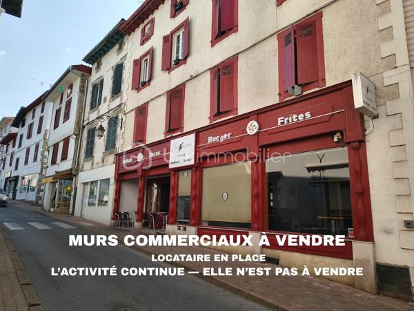 Investissez dans un bâtiment emblématique du centre-ville d’Hasparren
Certains immeubles font partie du paysage et sont immédiatement reconnaissables. Celui-ci en fait partie.

Au cœur d’Hasparren, nous vous proposons les murs commerciaux uniquement, actuellement occupés par un commerçant en activité dans le cadre d’un bail commercial en cours.
Le fonds de commerce n’est pas à vendre : vous investissez dans les murs d’un local déjà loué, avec des revenus locatifs dès l’acquisition.
Le bien développe environ 95 m² de surface commerciale, complétés par 26 m² de caves en sous-sol.

Bénéficiant d’un emplacement central et d’une belle visibilité, cet actif constitue une opportunité intéressante pour un investisseur à la recherche d’un bien commercial déjà occupé et générant des revenus.

Les atouts :
• Emplacement central au cœur d’Hasparren
• Bâtiment emblématique du centre-ville
• Murs commerciaux uniquement
• Environ 95 m² de surface commerciale + 26 m² de caves
• Locataire en place
• Bail commercial en cours jusqu’en 2029
• Revenus locatifs immédiats
• Stationnements à proximité

Prix de vente : 219 000 € HAI
Prix net vendeur : 210 000 €