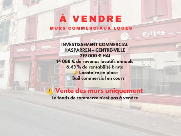 Investissez dans un bâtiment emblématique du centre-ville d’Hasparren
Certains immeubles font partie du paysage et sont immédiatement reconnaissables. Celui-ci en fait partie.

Au cœur d’Hasparren, nous vous proposons les murs commerciaux uniquement, actuellement occupés par un commerçant en activité dans le cadre d’un bail commercial en cours.
Le fonds de commerce n’est pas à vendre : vous investissez dans les murs d’un local déjà loué, avec des revenus locatifs dès l’acquisition.
Le bien développe environ 95 m² de surface commerciale, complétés par 26 m² de caves en sous-sol.

Bénéficiant d’un emplacement central et d’une belle visibilité, cet actif constitue une opportunité intéressante pour un investisseur à la recherche d’un bien commercial déjà occupé et générant des revenus.

Les atouts :
• Emplacement central au cœur d’Hasparren
• Bâtiment emblématique du centre-ville
• Murs commerciaux uniquement
• Environ 95 m² de surface commerciale + 26 m² de caves
• Locataire en place
• Bail commercial en cours jusqu’en 2029
• Revenus locatifs immédiats
• Stationnements à proximité

Prix de vente : 219 000 € HAI
Prix net vendeur : 210 000 €