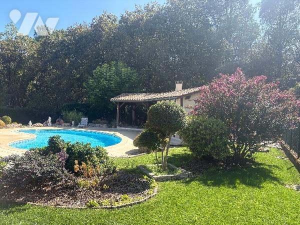 Magnifique villa de plus de 240m²avec un jardin paysager clos de 1500m²et piscine, poolhouse !