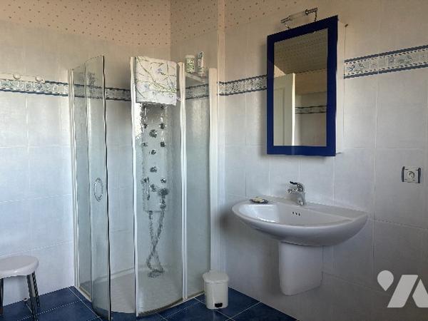 Magnifique villa de plus de 240m²avec un jardin paysager clos de 1500m²et piscine, poolhouse !