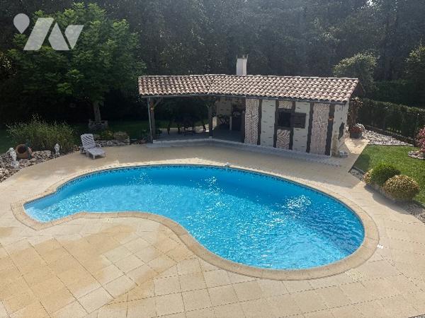 Magnifique villa de plus de 240m²avec un jardin paysager clos de 1500m²et piscine, poolhouse !