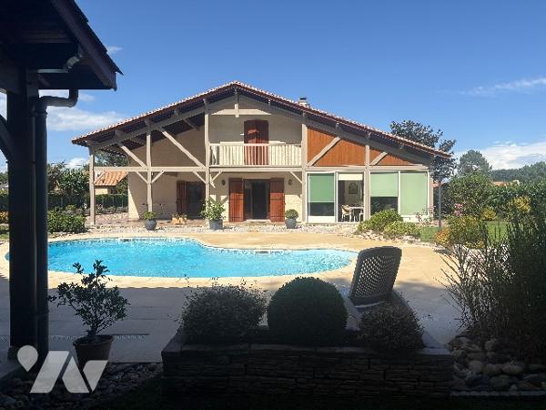 Magnifique villa de plus de 240m²avec un jardin paysager clos de 1500m²et piscine, poolhouse !