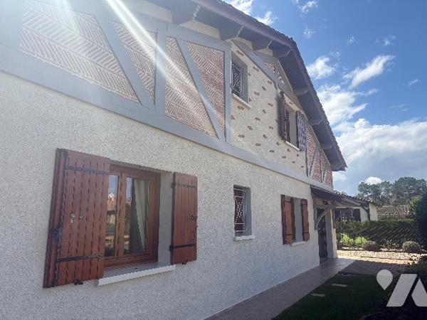 Magnifique villa de plus de 240m²avec un jardin paysager clos de 1500m²et piscine, poolhouse !