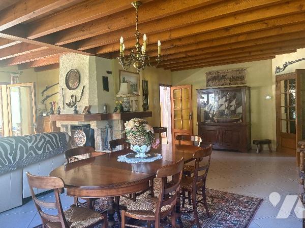 Magnifique villa de plus de 240m²avec un jardin paysager clos de 1500m²et piscine, poolhouse !