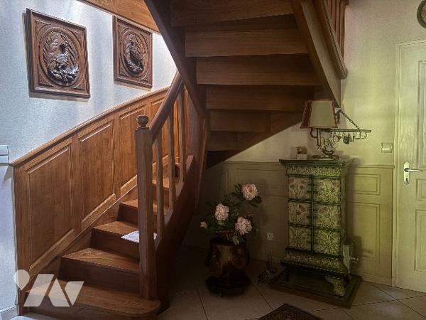 Magnifique villa de plus de 240m²avec un jardin paysager clos de 1500m²et piscine, poolhouse !