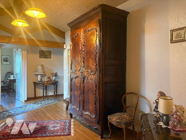 Magnifique villa de plus de 240m²avec un jardin paysager clos de 1500m²et piscine, poolhouse !