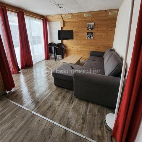 ❄️ Ski au Pied : T3 de 53 m² – Résidence Neige et Soleil
​Vivez l’expérience montagne sans compromis dans ce bel appartement situé au cœur de la station des Eaux-Bonnes / Gourette.
​✨ Les points forts du bien :
​Emplacement exceptionnel : Situé au rez-de-chaussée de la résidence Neige et Soleil, profitez d'un accès direct aux pistes à quelques minutes à pied. Sortez, chaussez, glissez !
​Espace de vie convivial : Une lumineuse pièce de vie avec une cuisine équipée ouverte sur le séjour, idéale pour partager des moments chaleureux après une journée au grand air.
​Côté nuit : Deux chambres confortables pour accueillir famille et amis dans une ambiance cocooning.
​Aspect pratique : L'appartement dispose d'une salle d'eau, d'un WC indépendant et d'une buanderie privée (un véritable luxe en station pour stocker et sécher votre matériel).
​📋 Caractéristiques techniques :
​Surface : 53 m²
Vendu entièrement meublé
​Étage : Rez-de-chaussée (accès facile, pas d'ascenseur à attendre !)
​Composition : Séjour/Cuisine, 2 Chambres, Salle d'eau, Buanderie, WC.
​Localisation : Eaux-Bonnes, Pied des pistes.

​Que ce soit pour un pied-à-terre familial ou un investissement locatif à forte rentabilité, cet appartement combine emplacement n°1 et agencement fonctionnel.

​Envie de visiter ce cocon au sommet ?
Contactez-moi dès maintenant pour plus d'informations ou pour organiser une visite.