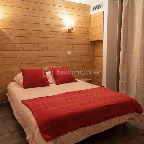 ❄️ Ski au Pied : T3 de 53 m² – Résidence Neige et Soleil
​Vivez l’expérience montagne sans compromis dans ce bel appartement situé au cœur de la station des Eaux-Bonnes / Gourette.
​✨ Les points forts du bien :
​Emplacement exceptionnel : Situé au rez-de-chaussée de la résidence Neige et Soleil, profitez d'un accès direct aux pistes à quelques minutes à pied. Sortez, chaussez, glissez !
​Espace de vie convivial : Une lumineuse pièce de vie avec une cuisine équipée ouverte sur le séjour, idéale pour partager des moments chaleureux après une journée au grand air.
​Côté nuit : Deux chambres confortables pour accueillir famille et amis dans une ambiance cocooning.
​Aspect pratique : L'appartement dispose d'une salle d'eau, d'un WC indépendant et d'une buanderie privée (un véritable luxe en station pour stocker et sécher votre matériel).
​📋 Caractéristiques techniques :
​Surface : 53 m²
Vendu entièrement meublé
​Étage : Rez-de-chaussée (accès facile, pas d'ascenseur à attendre !)
​Composition : Séjour/Cuisine, 2 Chambres, Salle d'eau, Buanderie, WC.
​Localisation : Eaux-Bonnes, Pied des pistes.

​Que ce soit pour un pied-à-terre familial ou un investissement locatif à forte rentabilité, cet appartement combine emplacement n°1 et agencement fonctionnel.

​Envie de visiter ce cocon au sommet ?
Contactez-moi dès maintenant pour plus d'informations ou pour organiser une visite.