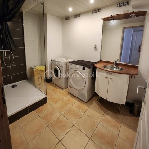 ❄️ Ski au Pied : T3 de 53 m² – Résidence Neige et Soleil
​Vivez l’expérience montagne sans compromis dans ce bel appartement situé au cœur de la station des Eaux-Bonnes / Gourette.
​✨ Les points forts du bien :
​Emplacement exceptionnel : Situé au rez-de-chaussée de la résidence Neige et Soleil, profitez d'un accès direct aux pistes à quelques minutes à pied. Sortez, chaussez, glissez !
​Espace de vie convivial : Une lumineuse pièce de vie avec une cuisine équipée ouverte sur le séjour, idéale pour partager des moments chaleureux après une journée au grand air.
​Côté nuit : Deux chambres confortables pour accueillir famille et amis dans une ambiance cocooning.
​Aspect pratique : L'appartement dispose d'une salle d'eau, d'un WC indépendant et d'une buanderie privée (un véritable luxe en station pour stocker et sécher votre matériel).
​📋 Caractéristiques techniques :
​Surface : 53 m²
Vendu entièrement meublé
​Étage : Rez-de-chaussée (accès facile, pas d'ascenseur à attendre !)
​Composition : Séjour/Cuisine, 2 Chambres, Salle d'eau, Buanderie, WC.
​Localisation : Eaux-Bonnes, Pied des pistes.

​Que ce soit pour un pied-à-terre familial ou un investissement locatif à forte rentabilité, cet appartement combine emplacement n°1 et agencement fonctionnel.

​Envie de visiter ce cocon au sommet ?
Contactez-moi dès maintenant pour plus d'informations ou pour organiser une visite.