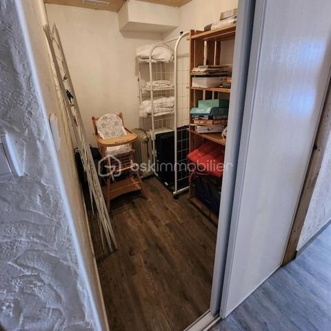 ❄️ Ski au Pied : T3 de 53 m² – Résidence Neige et Soleil
​Vivez l’expérience montagne sans compromis dans ce bel appartement situé au cœur de la station des Eaux-Bonnes / Gourette.
​✨ Les points forts du bien :
​Emplacement exceptionnel : Situé au rez-de-chaussée de la résidence Neige et Soleil, profitez d'un accès direct aux pistes à quelques minutes à pied. Sortez, chaussez, glissez !
​Espace de vie convivial : Une lumineuse pièce de vie avec une cuisine équipée ouverte sur le séjour, idéale pour partager des moments chaleureux après une journée au grand air.
​Côté nuit : Deux chambres confortables pour accueillir famille et amis dans une ambiance cocooning.
​Aspect pratique : L'appartement dispose d'une salle d'eau, d'un WC indépendant et d'une buanderie privée (un véritable luxe en station pour stocker et sécher votre matériel).
​📋 Caractéristiques techniques :
​Surface : 53 m²
Vendu entièrement meublé
​Étage : Rez-de-chaussée (accès facile, pas d'ascenseur à attendre !)
​Composition : Séjour/Cuisine, 2 Chambres, Salle d'eau, Buanderie, WC.
​Localisation : Eaux-Bonnes, Pied des pistes.

​Que ce soit pour un pied-à-terre familial ou un investissement locatif à forte rentabilité, cet appartement combine emplacement n°1 et agencement fonctionnel.

​Envie de visiter ce cocon au sommet ?
Contactez-moi dès maintenant pour plus d'informations ou pour organiser une visite.