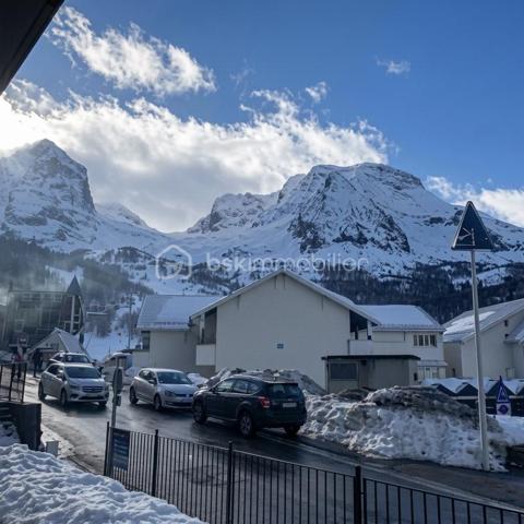 ❄️ Ski au Pied : T3 de 53 m² – Résidence Neige et Soleil
​Vivez l’expérience montagne sans compromis dans ce bel appartement situé au cœur de la station des Eaux-Bonnes / Gourette.
​✨ Les points forts du bien :
​Emplacement exceptionnel : Situé au rez-de-chaussée de la résidence Neige et Soleil, profitez d'un accès direct aux pistes à quelques minutes à pied. Sortez, chaussez, glissez !
​Espace de vie convivial : Une lumineuse pièce de vie avec une cuisine équipée ouverte sur le séjour, idéale pour partager des moments chaleureux après une journée au grand air.
​Côté nuit : Deux chambres confortables pour accueillir famille et amis dans une ambiance cocooning.
​Aspect pratique : L'appartement dispose d'une salle d'eau, d'un WC indépendant et d'une buanderie privée (un véritable luxe en station pour stocker et sécher votre matériel).
​📋 Caractéristiques techniques :
​Surface : 53 m²
Vendu entièrement meublé
​Étage : Rez-de-chaussée (accès facile, pas d'ascenseur à attendre !)
​Composition : Séjour/Cuisine, 2 Chambres, Salle d'eau, Buanderie, WC.
​Localisation : Eaux-Bonnes, Pied des pistes.

​Que ce soit pour un pied-à-terre familial ou un investissement locatif à forte rentabilité, cet appartement combine emplacement n°1 et agencement fonctionnel.

​Envie de visiter ce cocon au sommet ?
Contactez-moi dès maintenant pour plus d'informations ou pour organiser une visite.