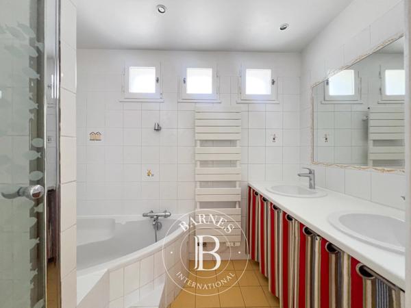 Le Mesnil-le-Roi, Maison 5 Chambres -  241 m² à vendre