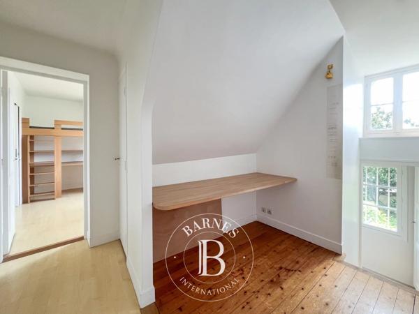 Le Mesnil-le-Roi, Maison 5 Chambres -  241 m² à vendre