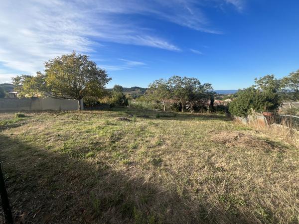 Pomas: terrain constructible de 1024 m²