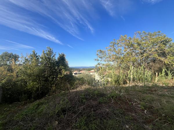 Pomas: terrain constructible de 1024 m²