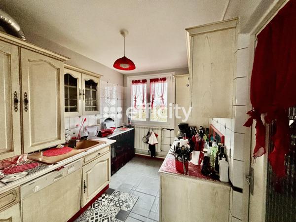 Appartement
         4 pièces
        - 80 m² 114 400 € *
