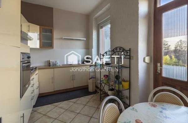 Maison pleine de potentiel avec vue dégagée, au calme, idéale pour créer votre lieu de vie unique.