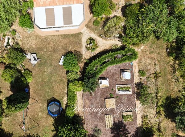 Maison de charme salon et véranda climatisée — demi plein-pied, DPE C — école et commerces à pied