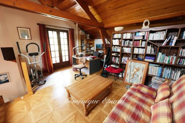 Maison de charme salon et véranda climatisée — demi plein-pied, DPE C — école et commerces à pied