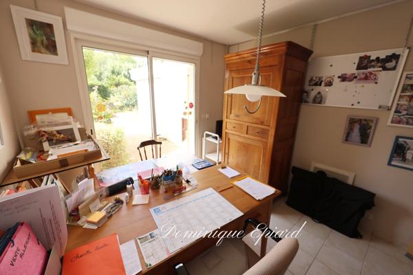 Maison de charme salon et véranda climatisée — demi plein-pied, DPE C — école et commerces à pied