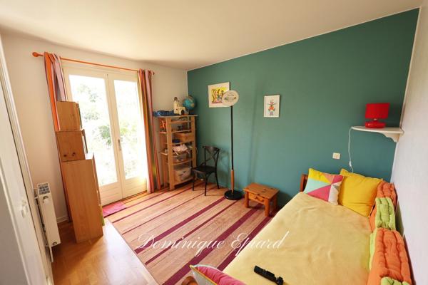 Maison de charme salon et véranda climatisée — demi plein-pied, DPE C — école et commerces à pied