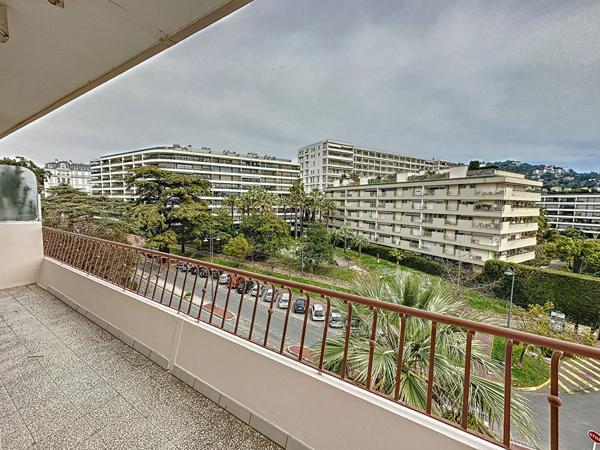 Cannes - étage élevé, appartement de 3 pièces avec terrasse d'angle Sud cave