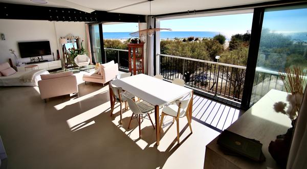 La Grande-Motte (34280) NOUVEAU, RARE, PLEINE VUE MER, T4 COMPLÈTEMENT RESTAURÉ DE 100 M2 AVEC GRANDE TERRASSE DE 47 M2, PALCE PARKING