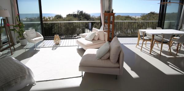 La Grande-Motte (34280) NOUVEAU, RARE, PLEINE VUE MER, T4 COMPLÈTEMENT RESTAURÉ DE 100 M2 AVEC GRANDE TERRASSE DE 47 M2, PALCE PARKING