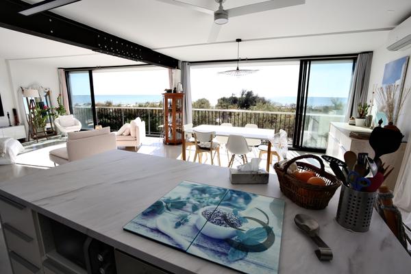 La Grande-Motte (34280) NOUVEAU, RARE, PLEINE VUE MER, T4 COMPLÈTEMENT RESTAURÉ DE 100 M2 AVEC GRANDE TERRASSE DE 47 M2, PALCE PARKING