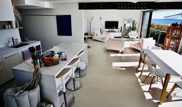 La Grande-Motte (34280) NOUVEAU, RARE, PLEINE VUE MER, T4 COMPLÈTEMENT RESTAURÉ DE 100 M2 AVEC GRANDE TERRASSE DE 47 M2, PALCE PARKING