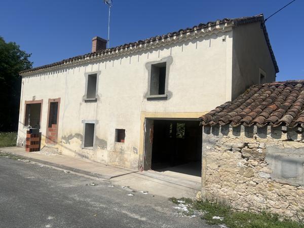 Maison à rénover entièrement sur un terrain en partie clôturé de 1130m²
