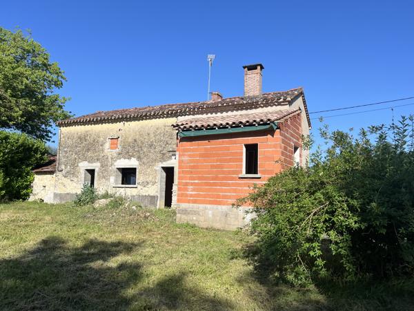 Maison à rénover entièrement sur un terrain en partie clôturé de 1130m²