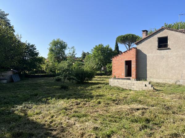 Maison à rénover entièrement sur un terrain en partie clôturé de 1130m²