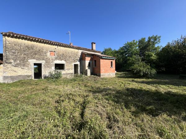 Maison à rénover entièrement sur un terrain en partie clôturé de 1130m²