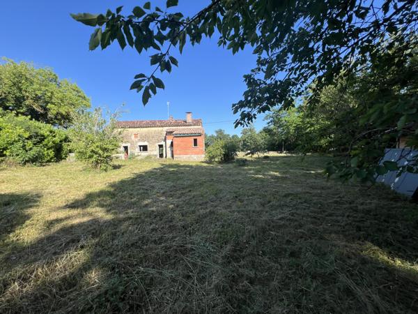 Maison à rénover entièrement sur un terrain en partie clôturé de 1130m²