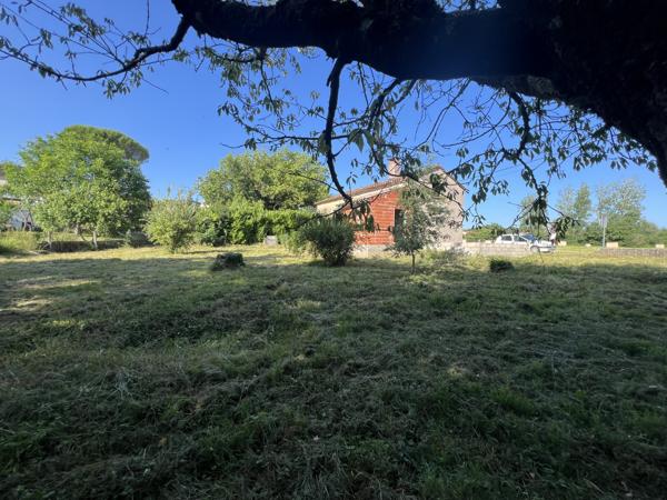 Maison à rénover entièrement sur un terrain en partie clôturé de 1130m²