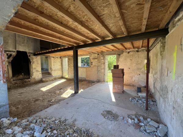 Maison à rénover entièrement sur un terrain en partie clôturé de 1130m²