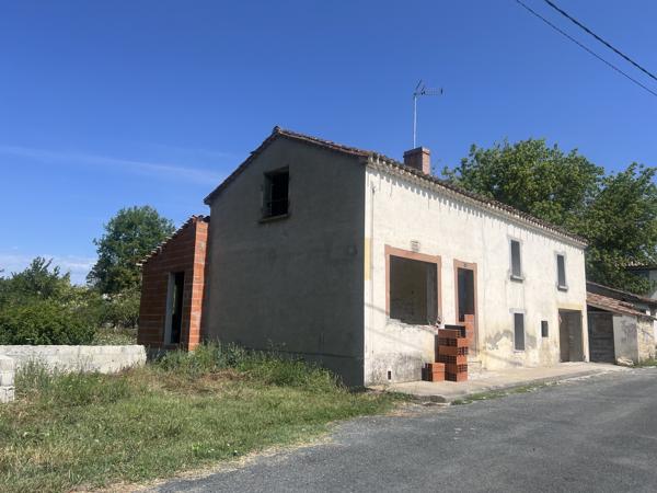 Maison à rénover entièrement sur un terrain en partie clôturé de 1130m²